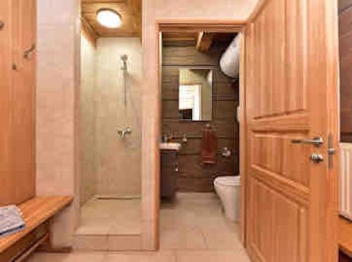 维尔纽斯FOREST RIVER RESORT的带淋浴和卫生间的浴室。
