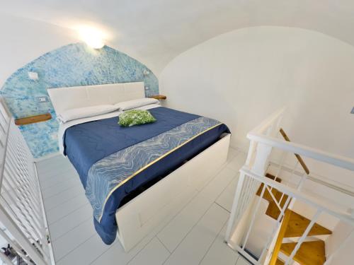 阿特拉尼Alfieri Rooms - Amalfi coast的一间小卧室,配有一张床和一个楼梯