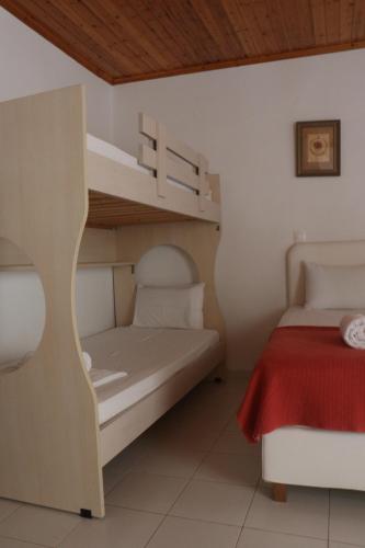 卡拉米锡Kondilw Rooms的一间客房内配有两张双层床的房间
