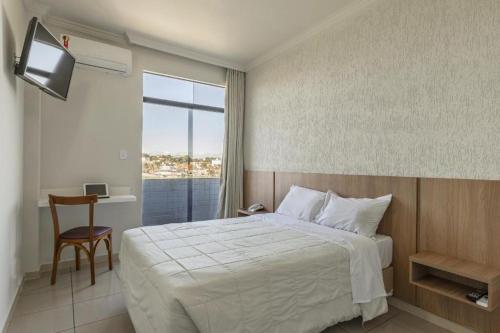贝廷塞拉内格拉酒店的酒店客房设有床和窗户。