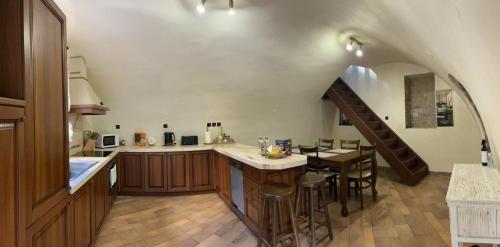 罗德镇Suite del Capitano的厨房设有楼梯和桌椅