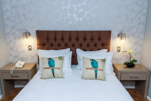 康塞普西翁HOTEL ALONSO DE ERCILLA的一间卧室配有带2个枕头的床