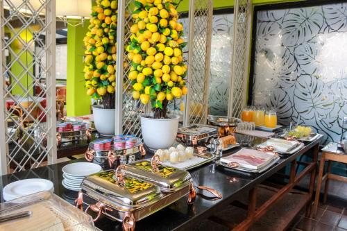 康塞普西翁HOTEL ALONSO DE ERCILLA的自助餐,包括餐桌上的食品和水果