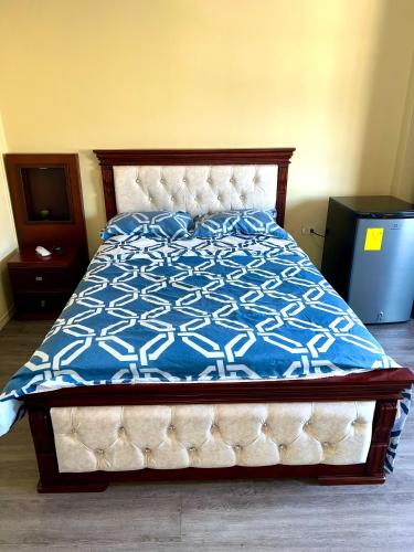 马查拉HABITACIÓN CENTRAL的一间卧室配有一张带蓝色和白色棉被的床