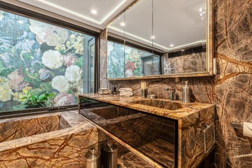 墨尔本Luxurious Estate - 5min to CBD, garage and rooftop的一间带水槽和大窗户的浴室