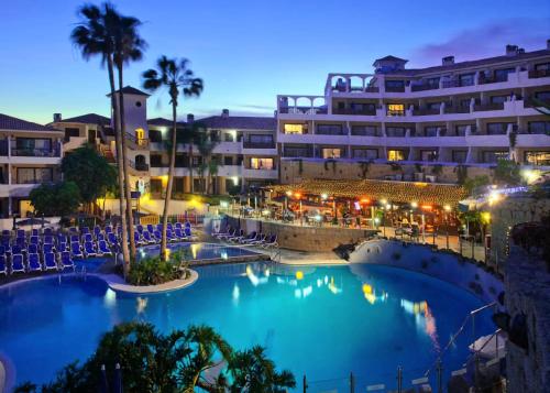 圣米格尔德阿沃纳Nice apartment, friendly complex in Tenerife South的享有夜间度假村泳池的景致