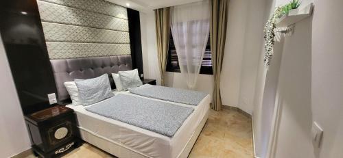 圣米格尔德阿沃纳Nice apartment, friendly complex in Tenerife South的一间小卧室,配有床和窗户