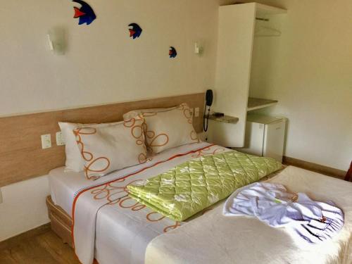 圣莱奥波尔迪娜Pousada Suiça的卧室配有一张床上的蝴蝶壁床。