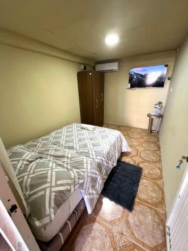 马查拉CÓMODA HABITACIÓN CENTRAL的卧室配有一张床,墙上配有电视。