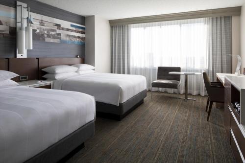 堪萨斯城万豪乡村俱乐部酒店的酒店客房配有两张床和一张书桌