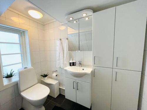 斯塔万格Central Economic Stavanger Kongsteinsgata的白色的浴室设有卫生间和水槽。