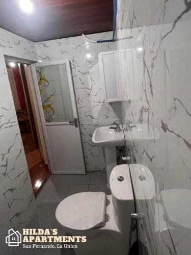 圣费尔南多Hilda’s Apartments的浴室配有白色卫生间和盥洗盆。
