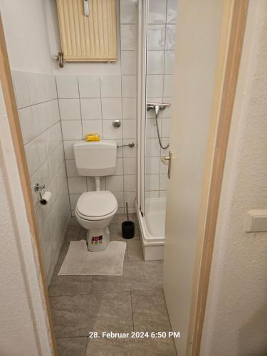 翁纳gemütliches Appartament 30 m2 in Unna的一间带卫生间和淋浴的小浴室