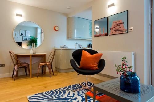 伦敦Madison Hill - Byrne Garden 2 - One bedroom home的客厅配有椅子和桌子