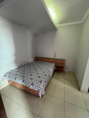 维拉可波斯Pousada Azul Ms的卧室位于客房的角落,配有一张床