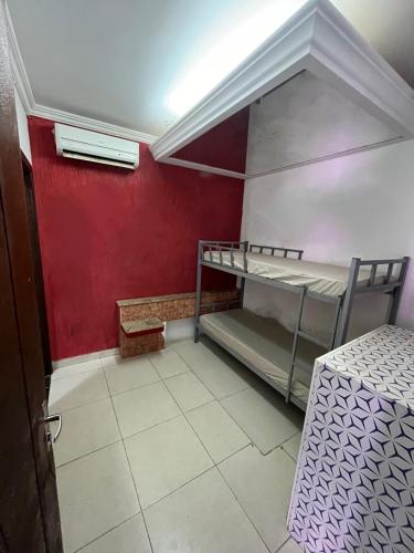 维拉可波斯Pousada Azul Ms的客房设有两张双层床和红色的墙壁。
