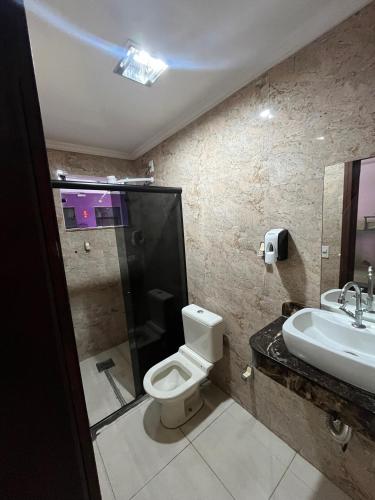维拉可波斯Pousada Azul Ms的一间带卫生间和水槽的浴室