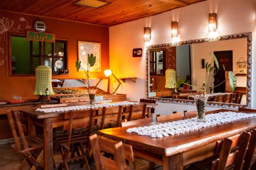 韦尔卡鲍普萨达塔图菲利兹酒店的一间带桌子和镜子的用餐室
