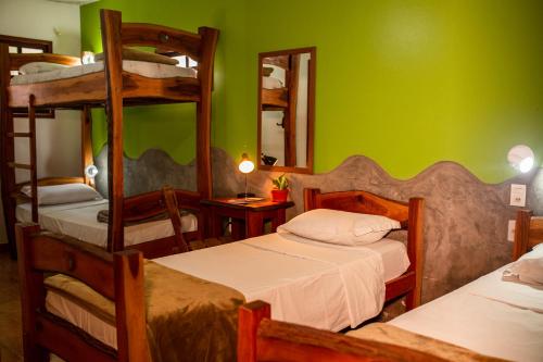 韦尔卡鲍普萨达塔图菲利兹酒店的一间卧室设有两张双层床和绿色的墙壁