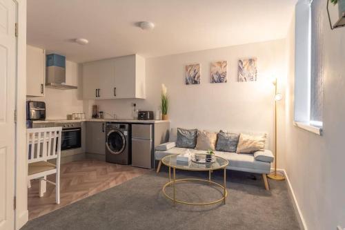 伯明翰1 Bedroom Apartment - Netflix - Close To City Centre And NEC的客厅配有沙发和桌子