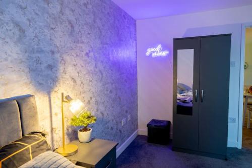 伯明翰1 Bedroom Apartment - Netflix - Close To City Centre And NEC的一间设有一张床和紫色墙壁的客房