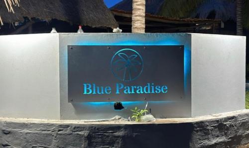 维兰库卢什Casa De Lua - Blue Paradise的墙上蓝色天堂的标志