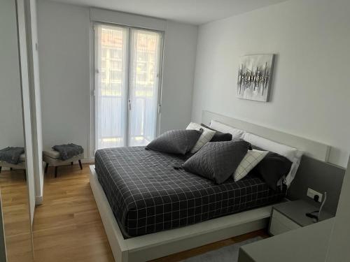 奥利奥Apartamento moderno y acogedor ideal familias的一间白色客房内的床铺卧室