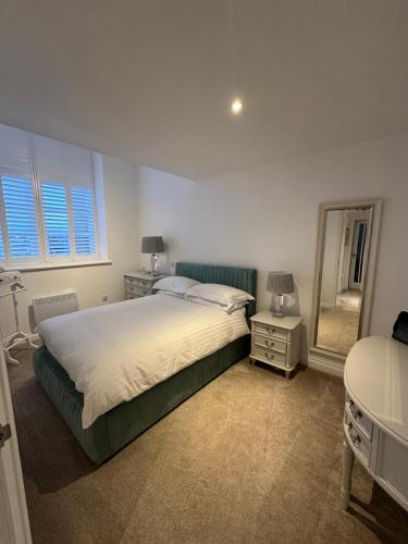 莫法特Luxury Moffat Apartment - High End Furnishing的一间卧室配有一张大床和镜子