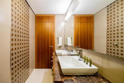 巴拿马城Awesome 2BR with balcony in Costa del Este的一间带两个盥洗盆和大镜子的浴室