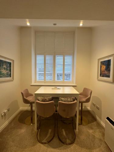 莫法特Luxury Moffat Apartment - High End Furnishing的厨房配有桌椅和窗户。