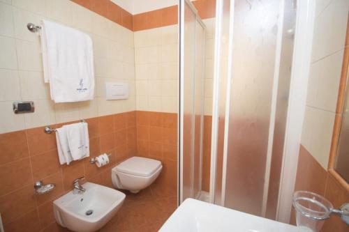 莫杜尼奥Hotel Jolly的带淋浴、卫生间和盥洗盆的浴室