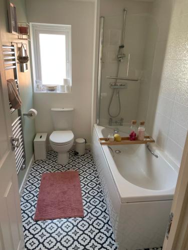 Seacroft2 bedroom house的带浴缸、卫生间和盥洗盆的浴室