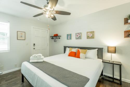 查塔努加12 The Gray Room - A PMI Scenic City Vacation Rental的卧室配有白色的床和吊扇
