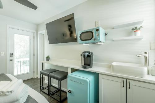查塔努加12 The Gray Room - A PMI Scenic City Vacation Rental的厨房配有带水槽和微波炉的台面