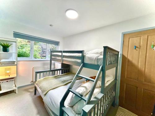 阿伯蒂费Bungalow, mountain and sea views parking的一间卧室设有两张双层床和一扇窗户。
