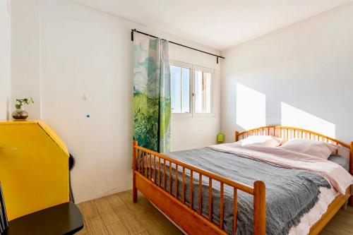 科隆布Une chambre chez moi,A guest room in my home,20mins to Paris的一间卧室设有一张木床和一个窗户。