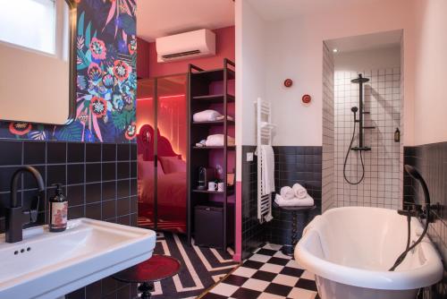 图尔LABE Hôtel Tours Centre Gare的一间带水槽和浴缸的浴室