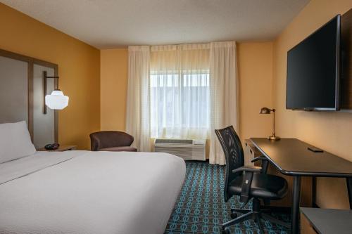 奥尔巴尼Hotel Luna的酒店客房配有一张床、一张书桌和一台电脑