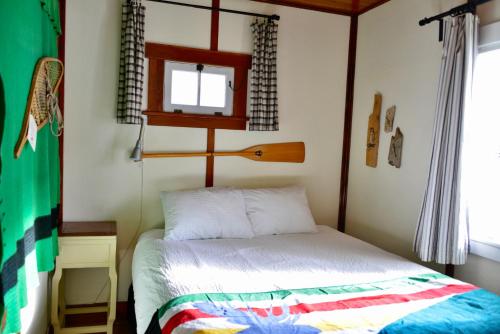 班夫Banff Beaver Cabins的一间小卧室,配有床和窗户
