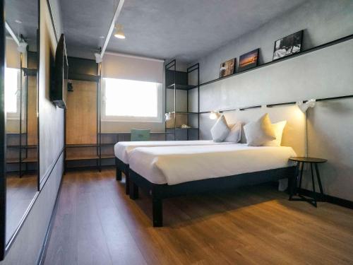 格拉诺列尔斯格拉诺列尔斯蒙特梅洛宜必思酒店的卧室配有一张白色大床