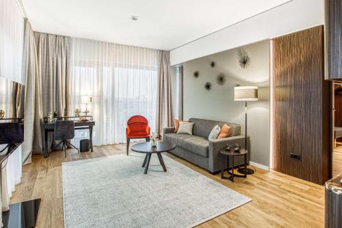 海尔布隆Parkhotel Heilbronn的客厅配有沙发和桌子