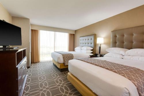 弗赖拉辛达拉斯弗里斯科德鲁里套房酒店的酒店客房设有两张床和一台平面电视。