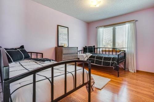 明尼阿波利斯Minneapolis Family Home Less Than 6 Mi to Boom Island Park的一间卧室设有两张床和窗户。