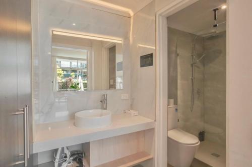 墨尔本The Parkmore Hotel的一间带水槽、卫生间和淋浴的浴室
