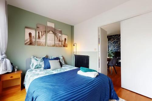 诺伊斯·勒·格兰德Proche Disney & Paris-2 min gare的一间卧室配有一张带蓝色棉被的床