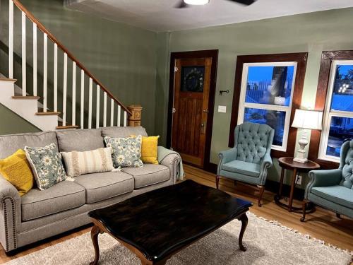 波卡特洛The Vintage Daisy的客厅配有沙发和两把椅子