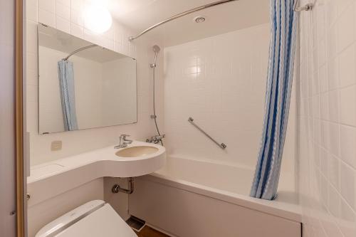 旭川旭川庭院酒店的一间带水槽、卫生间和镜子的浴室