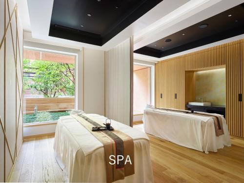东京东京芝塞莱斯廷酒店的一个带两张床和窗户的spa室