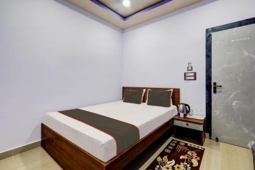 古瓦哈提Super Collection O Ashirbad Lodge的卧室配有一张床