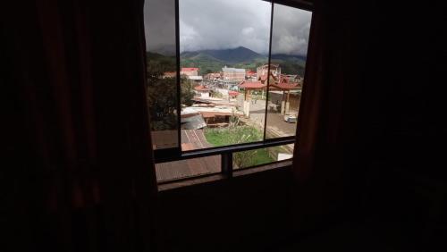 奥克萨潘帕Hospedaje El Manantial的从窗户可欣赏到城市美景